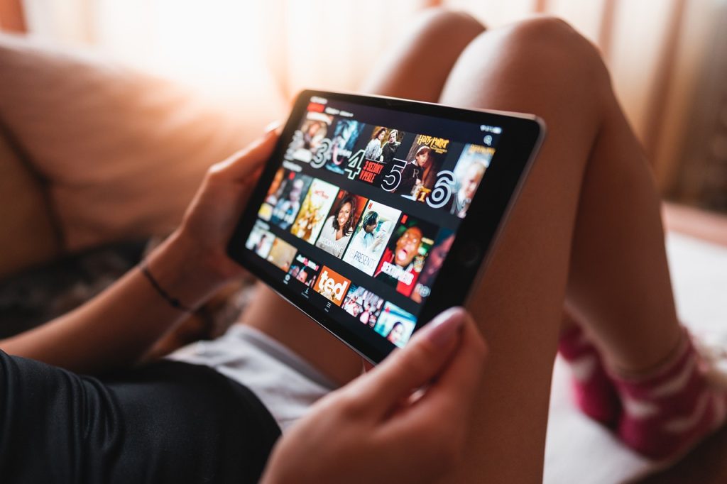 tablet, girl, netflix-7025862.jpg